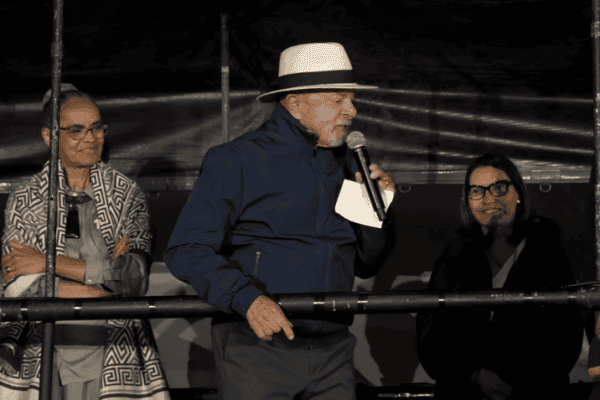 Lula critica clubes de futebol por oposição às bets e Janja gesticula para ele parar