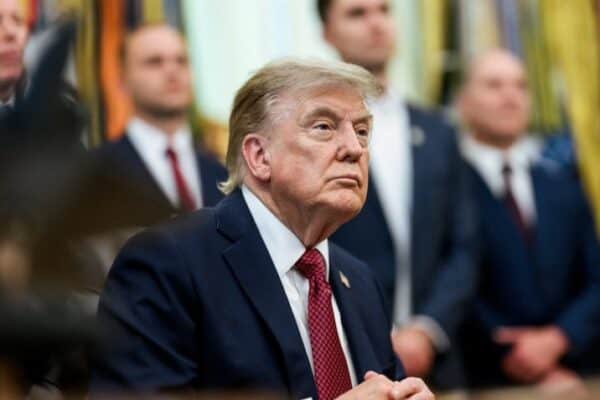 Trump ordena que jornalista “fique quieta” após questionamentos sobre banimento de veículos na Casa Branca