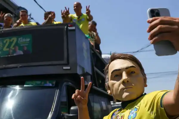 Flávio Bolsonaro afirma que PT propagou fake news com auxílio de membros da CNBB