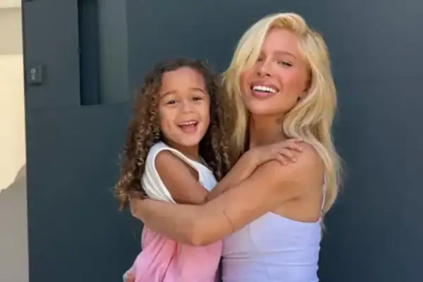 Covardia! Karoline toma atitude drástica após ataques à filha