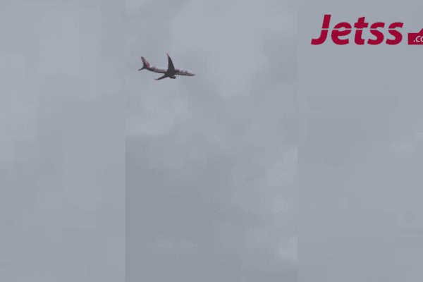 Moradores filmam turbina de avião pegando fogo