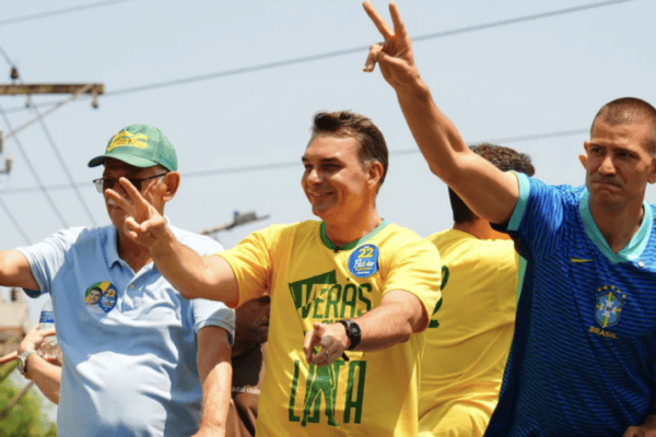 Flávio realiza ato na Barra da Tijuca