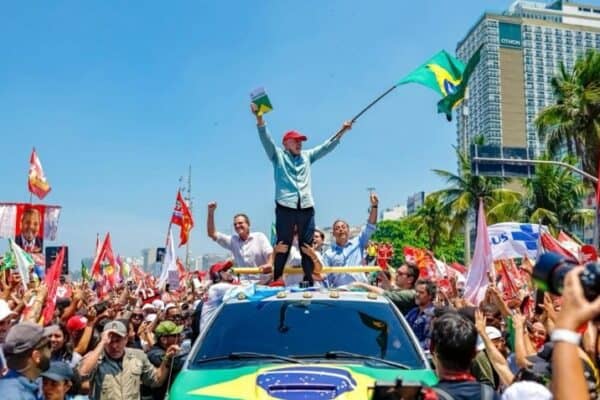Lula afirma em Copacabana que a “arma” é a urna e a “bala” é o 13