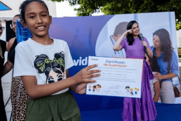 20 crianças e adolescentes tocam sino ao concluir tratamento contra câncer no Ceará