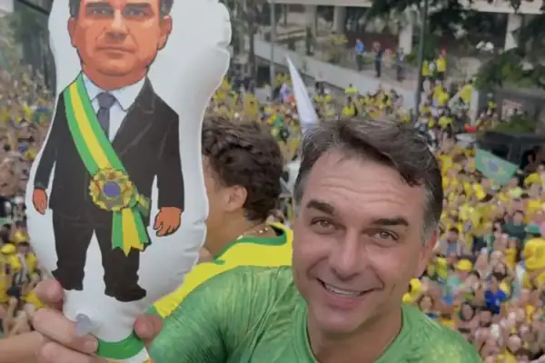 Flávio Bolsonaro comanda motociata em Belo Horizonte antes do segundo turno