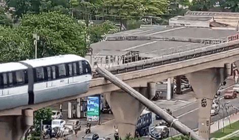 Guindaste cai sobre a via do monotrilho e atinge trem em São Paulo
