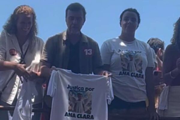 Após confronto com Flávio em debate, mãe de Ana Clara acompanha Lula em Copacabana