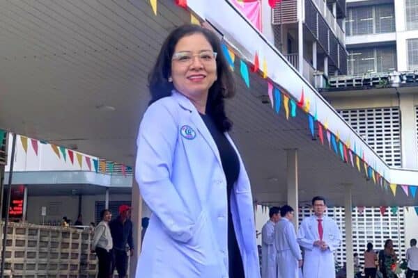 Médica Pham Thi Van Thanh salva passageira que parou de respirar em avião
