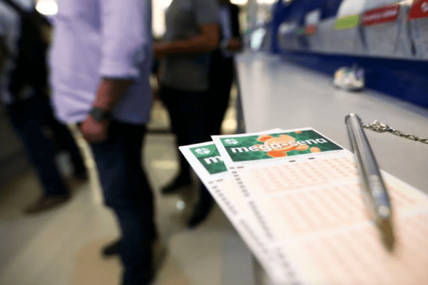 Mega-Sena sorteia R$ 230 milhões neste sábado; veja até que horas apostar